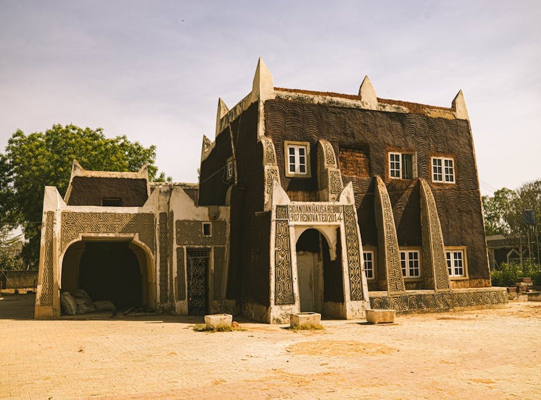 lukisan flora dan fauna hitam putih